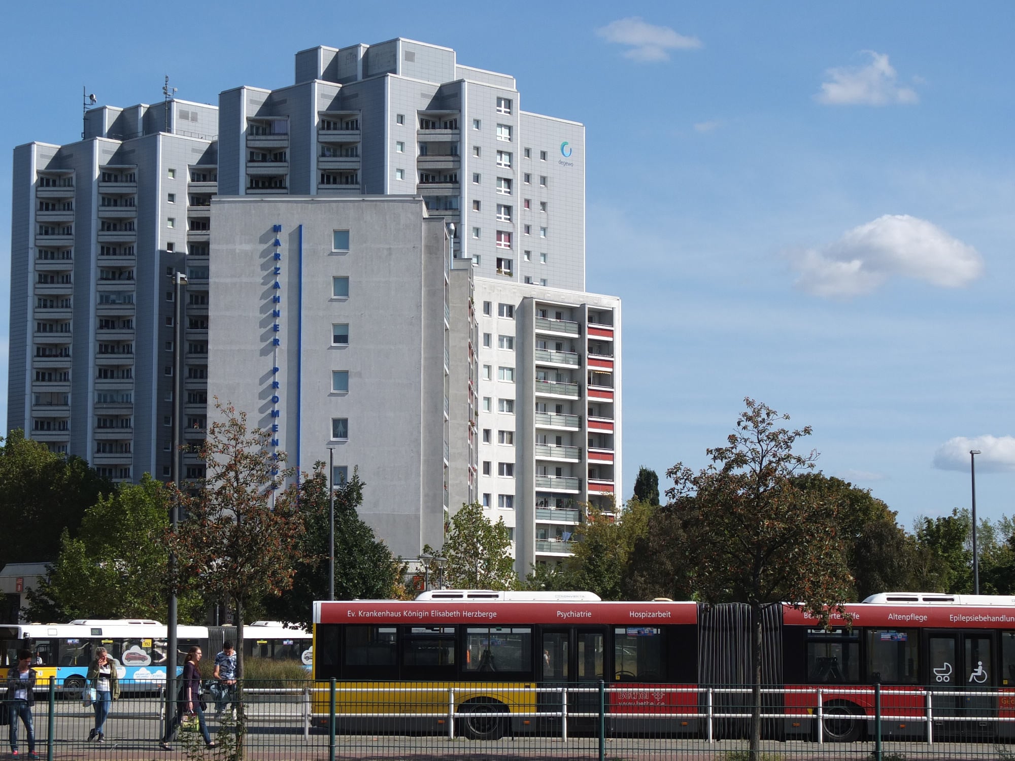 Nach Musterbauordnung können beispielsweise an Hochhäuser, Industriebauten, Verkaufsstätten, Versammlungsstätten, Krankenhäuser oder Schulen besondere Anforderungen gestellt werden. 
