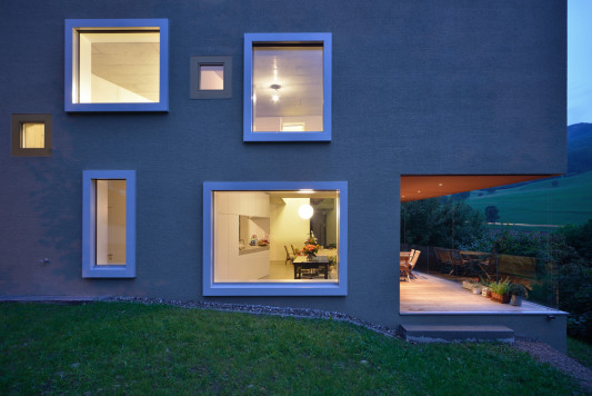 Unterschiedliche Fensterformate strukturieren die schlichte Fassade