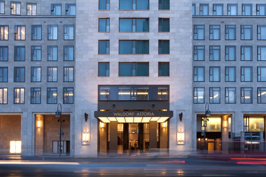 Das repräsentative Eingangsportal des Hotels Waldorf Astoria