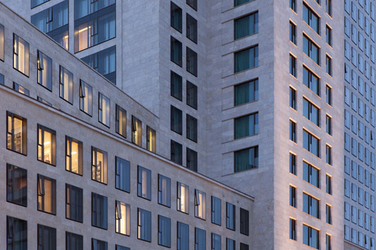 Verschiedene Fensterformate gliedern die Fassade