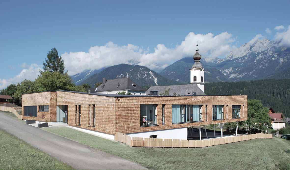 Auf dem massiven Untergeschoss ruht das in Holzrahmenbauweise errichtete Erdgeschoss (Südostansicht)