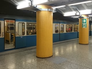 Tragende und aussteifende Wände und Stützen müssen im Brandfall ausreichend lange standsicher sein (im Bild: U-Bhf in München).