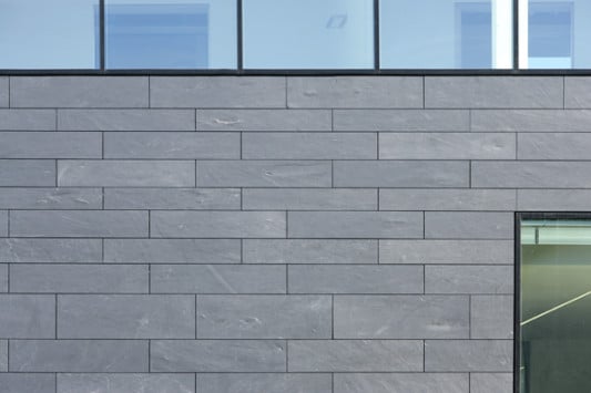Flächenbündige Fassade ohne sichtbare Befestigung