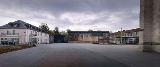 Die Sporthalle schließt den Raum zwischen Rathaus und Gymnasium