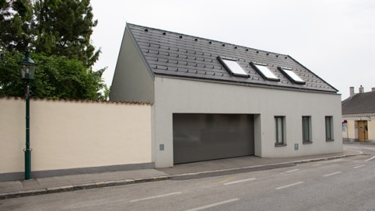 Die eher geschlossene, eingeschossige Straßenansicht
