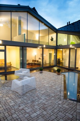 Die transparente Hoffassade mit verglastem Giebel