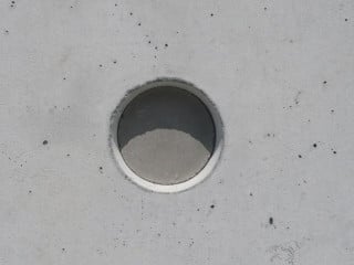 Schattenwirkung und dunklere Faserbetonkonen beim Steinskulpturenmuseum in Bad Münster; Konus ist um ca. 5 mm nach hinten versetzt