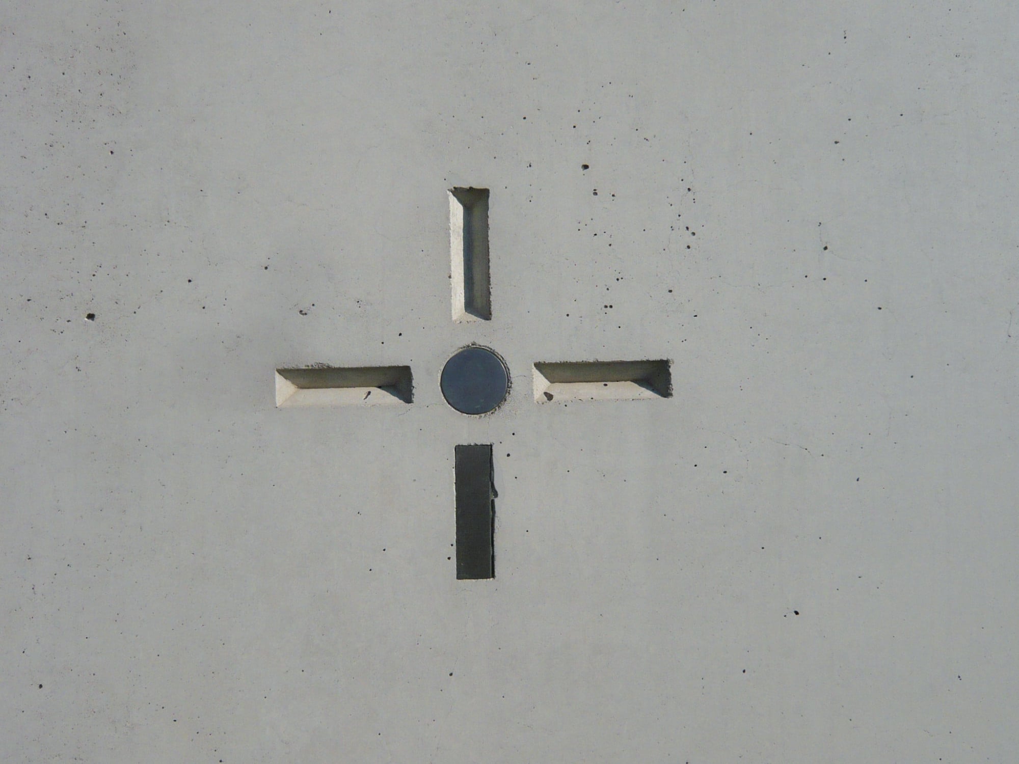 Detail an der St. Canisius Kirche in Berlin: Hier entstand durch Holzteile, die auf die Schalung genagelt wurden, eine Kreuzform