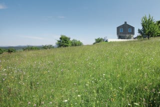 Das Wohnhaus befindet sich am nördlichen Ortsrand der Gemeinde Nuglar-St. Pantaleon