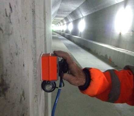Mit dem Bauradar lässt sich die Bewehrung aufspüren und der Zustand einer Wand ermitteln 