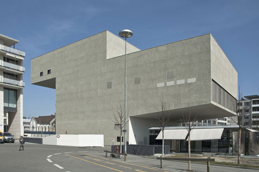 Der Theatersaal schwebt über der Straße und dem Restaurantpavillon