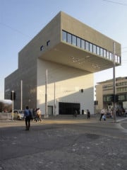 Der dem Theaterplatz und der Stadt zugewandte Eingang mit der darüber auskragenden Probebühne