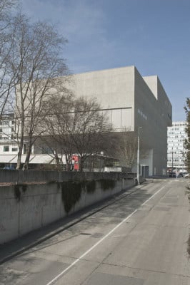 Die Zufahrt zur unterirdischen Parkgarage führt direkt am Gebäude entlang