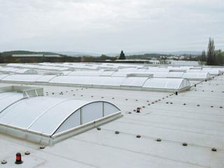 Rauch und Wärmeabzugsanlagen können mit Sprinkleranlagen kombiniert werden