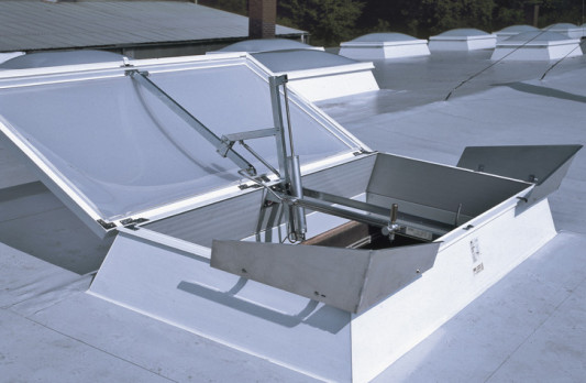 Beispiel RWG für Lichtkuppel, Auslösung erfolgt temperaturabhängig bei 70°C / 90°C automatisch oder mittels Handauslösung über Notauslösestationen