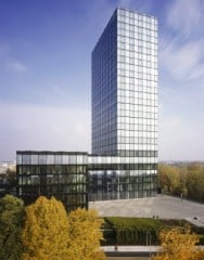 Schmaler Turm kombiniert mit sechsgeschossigem Riegel und weitem Vorplatz am Münchner Stadtrand 