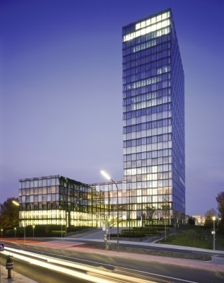Ansicht von der Straße am Abend