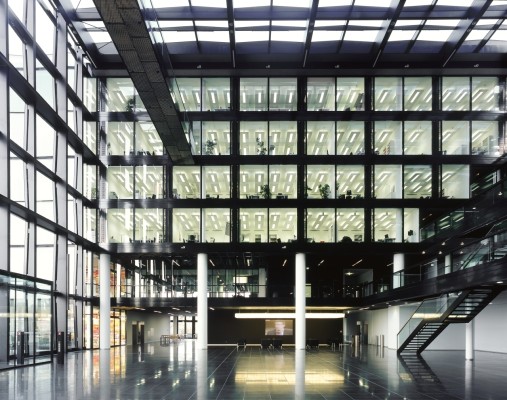 Zentrales Foyer als verbindendes Element