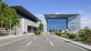 Zufahrtstraße zum neuen Portalhaus, links die Halle 11