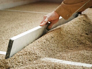 Hohlraum- und Ausgleichsschüttung aus mineralisierten Holzhackschnitzeln.