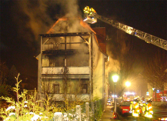Abwehrender Brandschutz durch Löschmaßnahmen der Feuerwehreinsatzkräfte