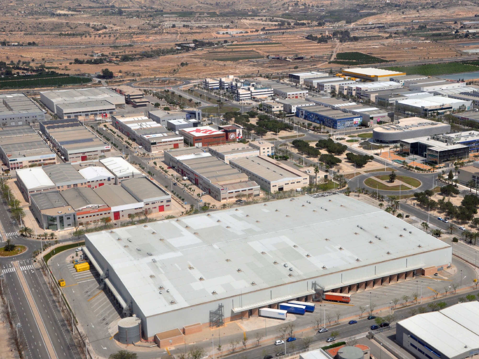 Für Industriebauten, dazu zählen Gebäude oder Gebäudeteile im Bereich der Industrie und des Gewerbes, die der Produktion oder Lagerung von Produkten oder Gütern dienen, sind die Mindestanforderungen an den Brandschutz in der Muster-Richtlinie über den baulichen Brandschutz im Industriebau (M-IndBauRL) festgelegt.