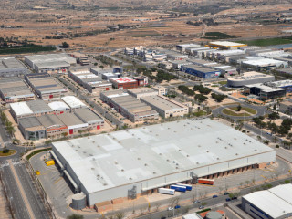 Für Industriebauten, dazu zählen Gebäude oder Gebäudeteile im Bereich der Industrie und des Gewerbes, die der Produktion oder Lagerung von Produkten oder Gütern dienen, sind die Mindestanforderungen an den Brandschutz in der Muster-Richtlinie über den baulichen Brandschutz im Industriebau (M-IndBauRL) festgelegt.