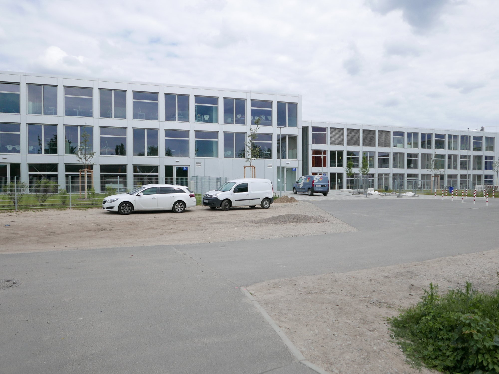 Brandschutztechnisch können Bauteile in tragende, aussteifende (nicht raumabschließende) und raumabschließende Bauteile unterschieden werden.