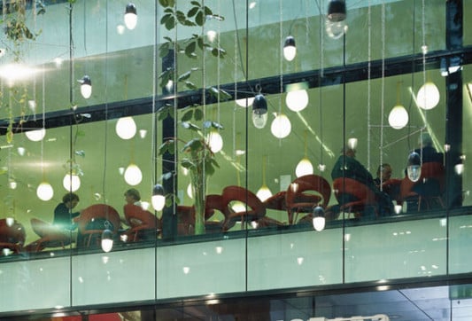 Rahmenlose Verglasung in einem Atrium zwischen zwei Brandabschnitten