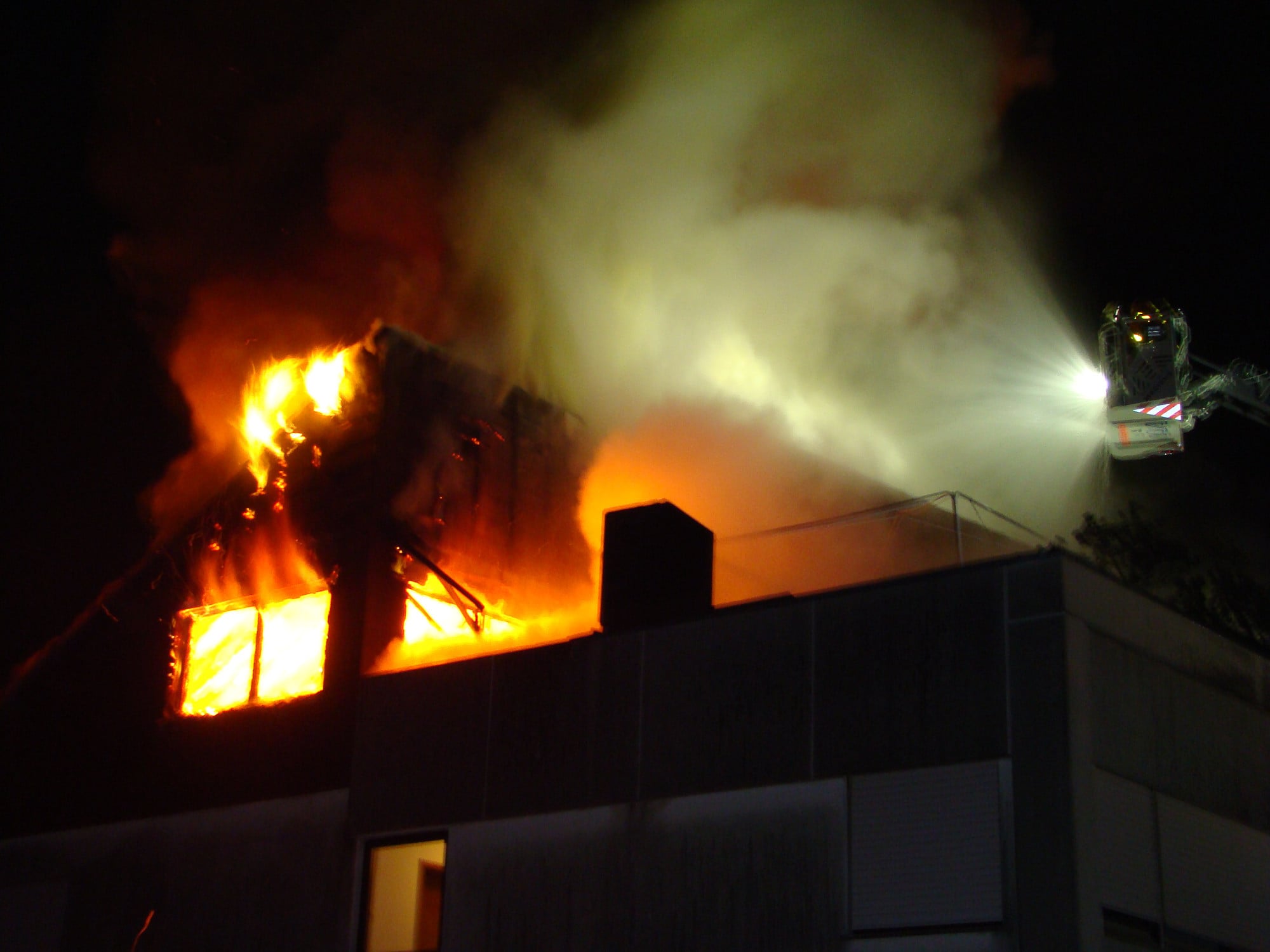 Feuerhemmende Bauteile (fh) müssen 30 Minuten dem Feuer widerstehen.