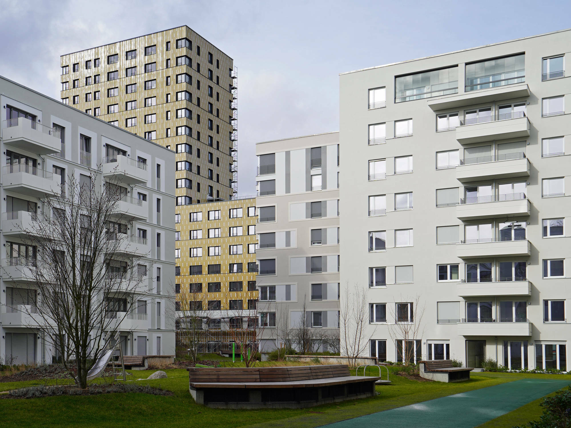 Raumabschließende Bauteile sind Wände, Decken, Dächer, Türen, Verglasungen, Abschottungen u.ä., hier im Berliner Quartier „Mittenmang“, Architektur: Sauerbruch Hutton