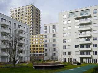 Raumabschließende Bauteile sind Wände, Decken, Dächer, Türen, Verglasungen, Abschottungen u.ä., hier im Berliner Quartier „Mittenmang“, Architektur: Sauerbruch Hutton