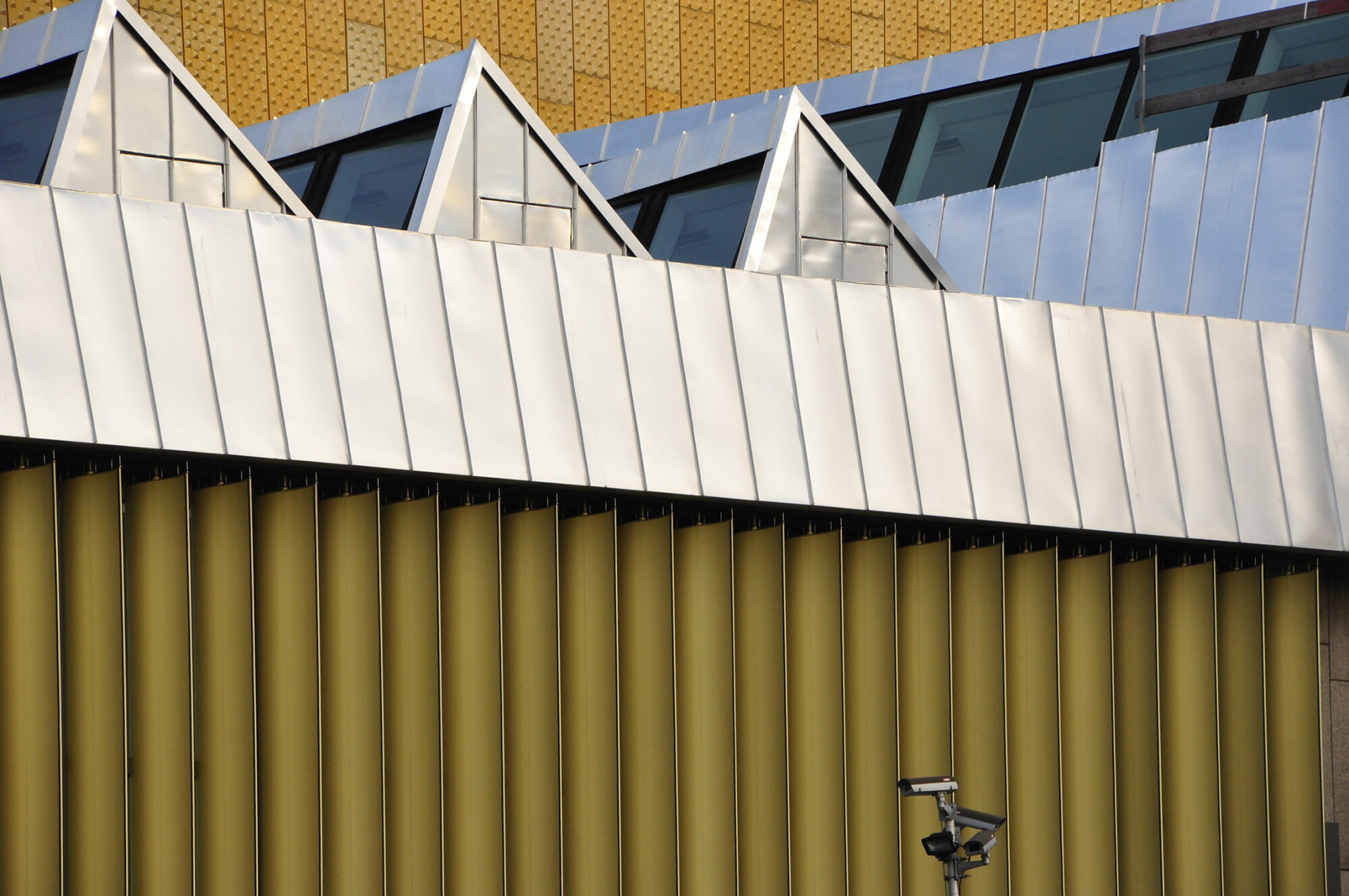 Auch für Shedlichtbänder, wie hier auf der Berliner Philharmonie, sind die Anforderungen an den Brandschutz unterschiedlich.