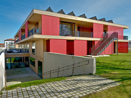 Der Tiefhof an der Westfassade ermöglicht die natürliche Belichtung der Kindermensa im Untergeschoss