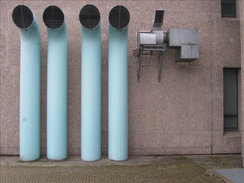 Lüftungsanlagen dürfen nicht in Abgasanlagen eingeführt werden, die Abluft ist ins Freie zu führen (Abb.: Lüftungsrohre an einer Klinik).