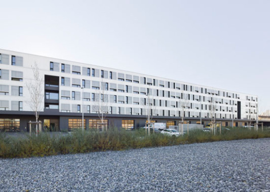 Ansicht vom Lieferhof: Die Nordfassade ist an zwei Stellen durch dunkle Einschnitte gegliedert 