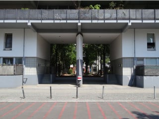 Die Zu- oder Durchfahrten müssen zu den vor und hinter den Gebäuden gelegenen Grundstücksteilen und Bewegungsflächen führen, wenn sie aus Gründen des Feuerwehreinsatzes erforderlich sind.