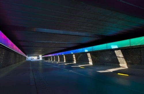 Die Lichtbänder führen den Verkehr optisch