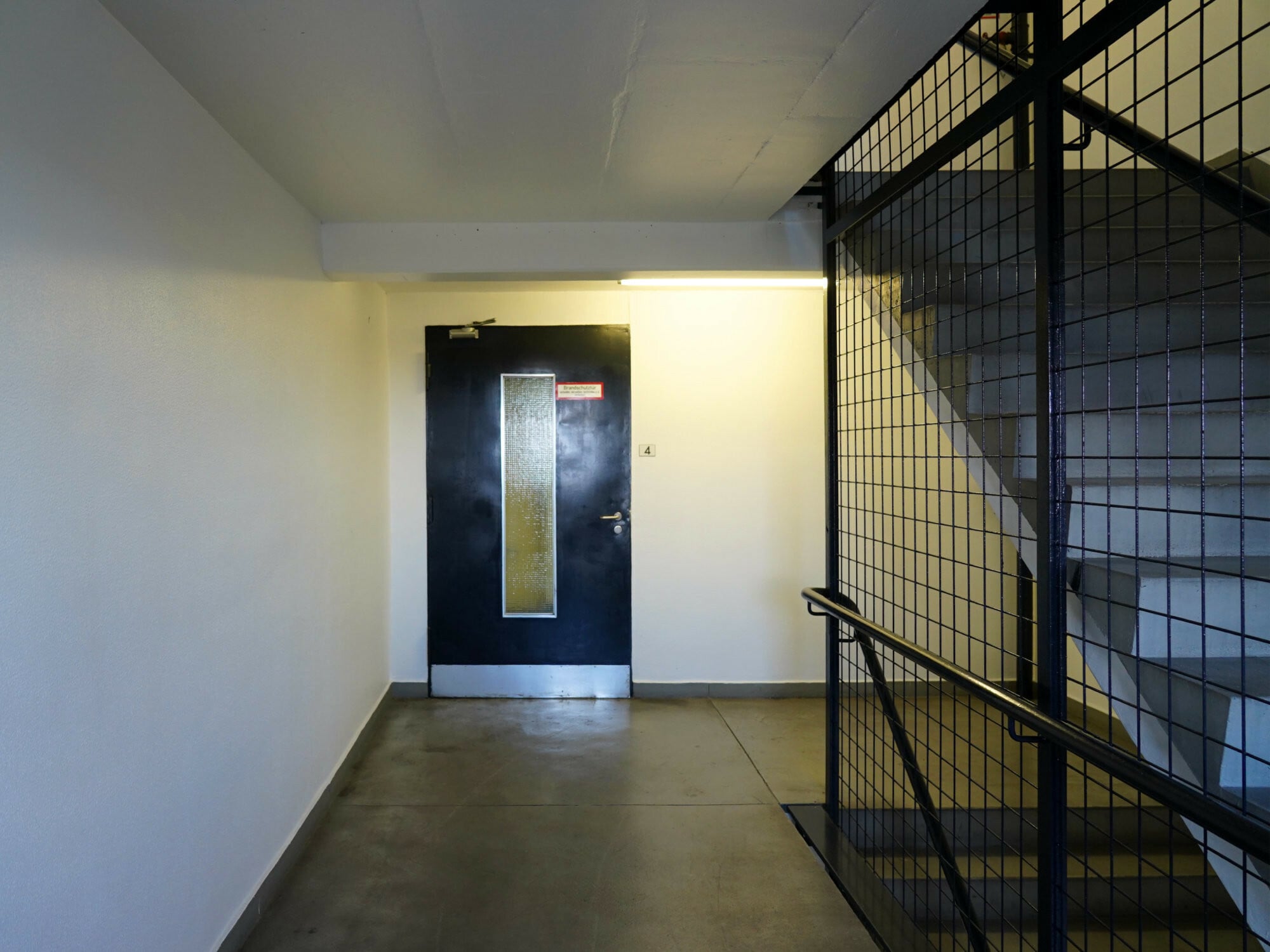 Nach § 35 (1) MBO müssen notwendige Treppenräume so angeordnet und ausgebildet sein, dass die Nutzung der notwendigen Treppen im Brandfall ausreichend lang möglich ist.