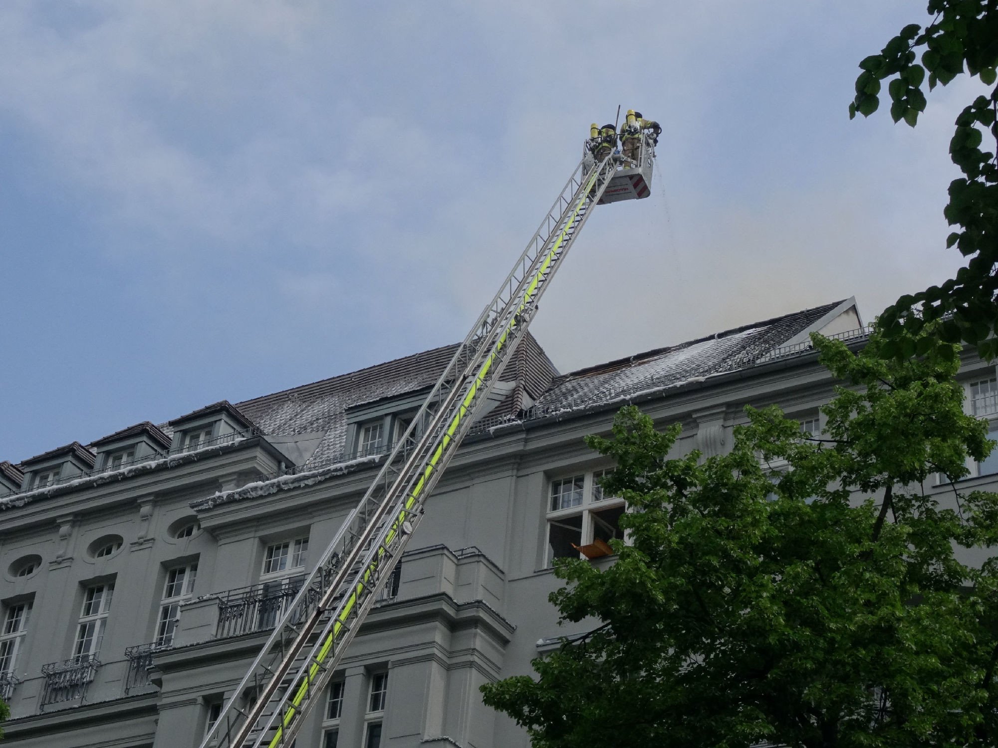 Liegt bei einem Gebäude die Oberkante der Brüstung der Fenster über 8,00 m über der Geländeoberfläche, ist sicherzustellen, dass die Feuerwehr über die erforderlichen Rettungsgeräte verfügt.