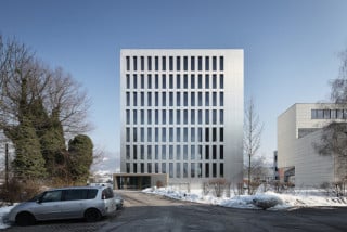 Die Fassade aus Recyclingmetall lässt zunächst nicht auf einen Holzbau schließen 
