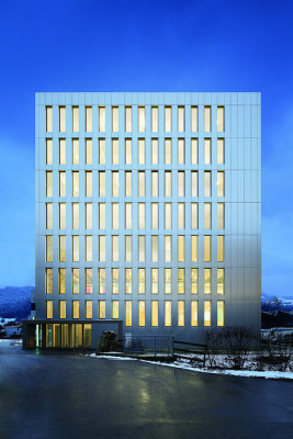 Westansicht in der Dämmerung