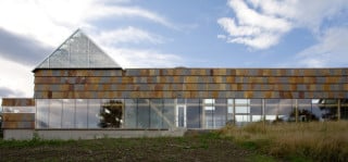 Die Nordfassade öffnet sich großflächig für drei Nutzungen: Kirche, Kreuzgang und Speisesaal