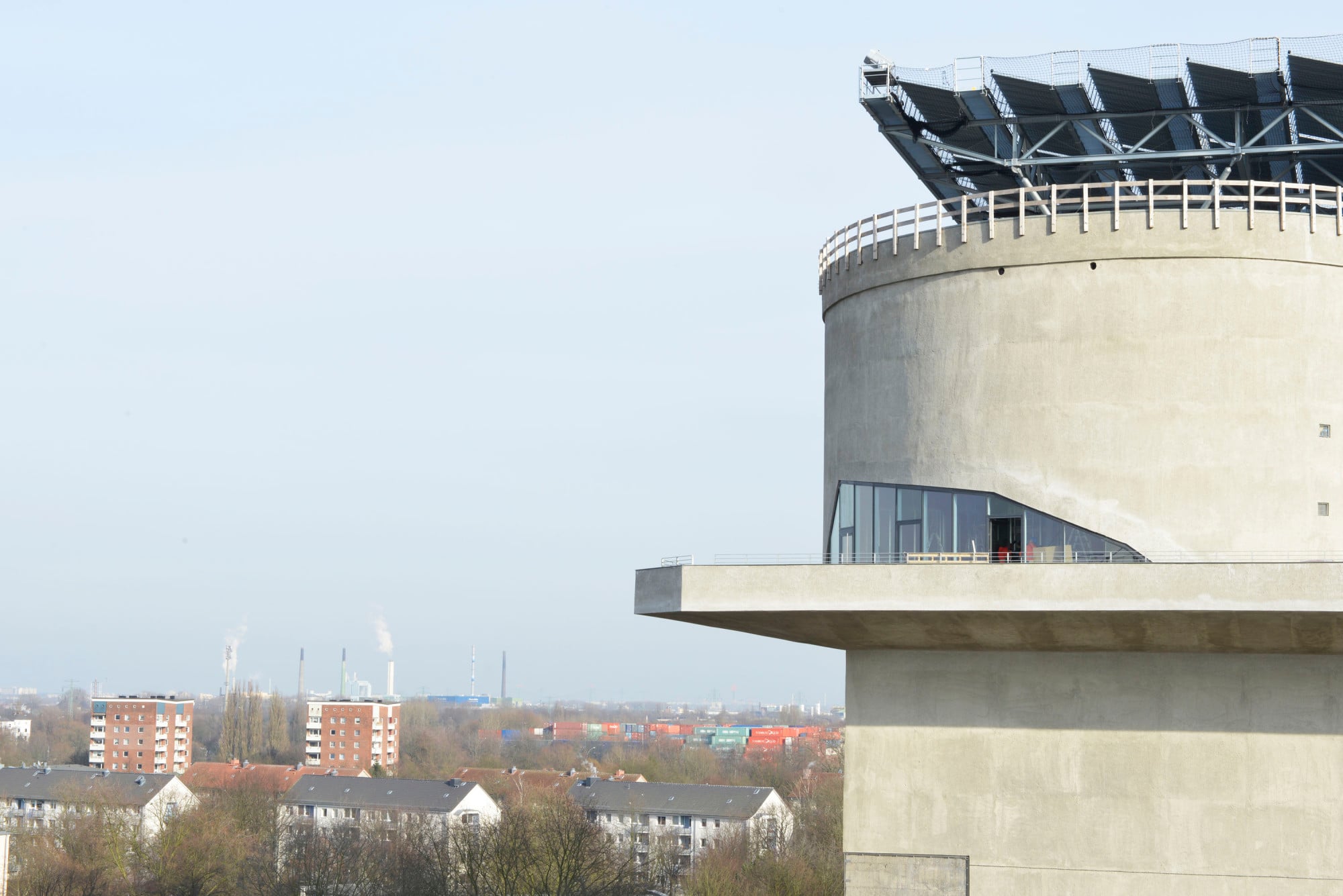 Für das Café wurde ein großes Panoramafenster in einen der Türme geschnitten