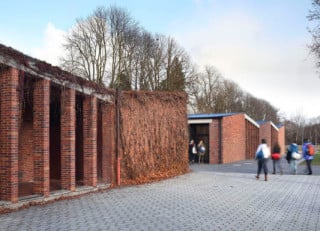 Die bestehenden Bauten (im Vordergrund) erhielten mit dem Neubau (im Hintergund) eine logische Fortsetzung