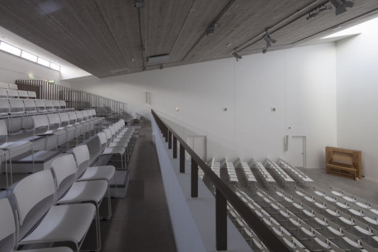 Das schräge Dach im Kirchenraum steigt zur Altarwand stetig an