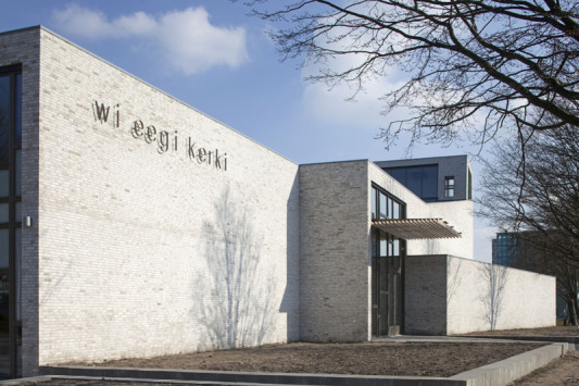Schlicht, massiv und homogen wirkt die neue Kirche der Evangelische Broedergemeente