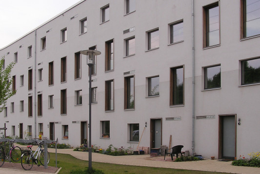 Unterschiedlich große und in der Höhe verspringende Fenster lockern die schlichte Nordfassade auf