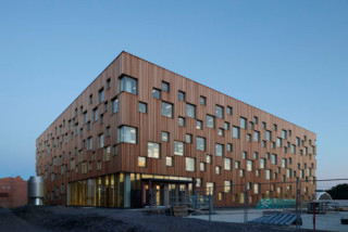 Die Architekturschule vom Flussufer betrachtet