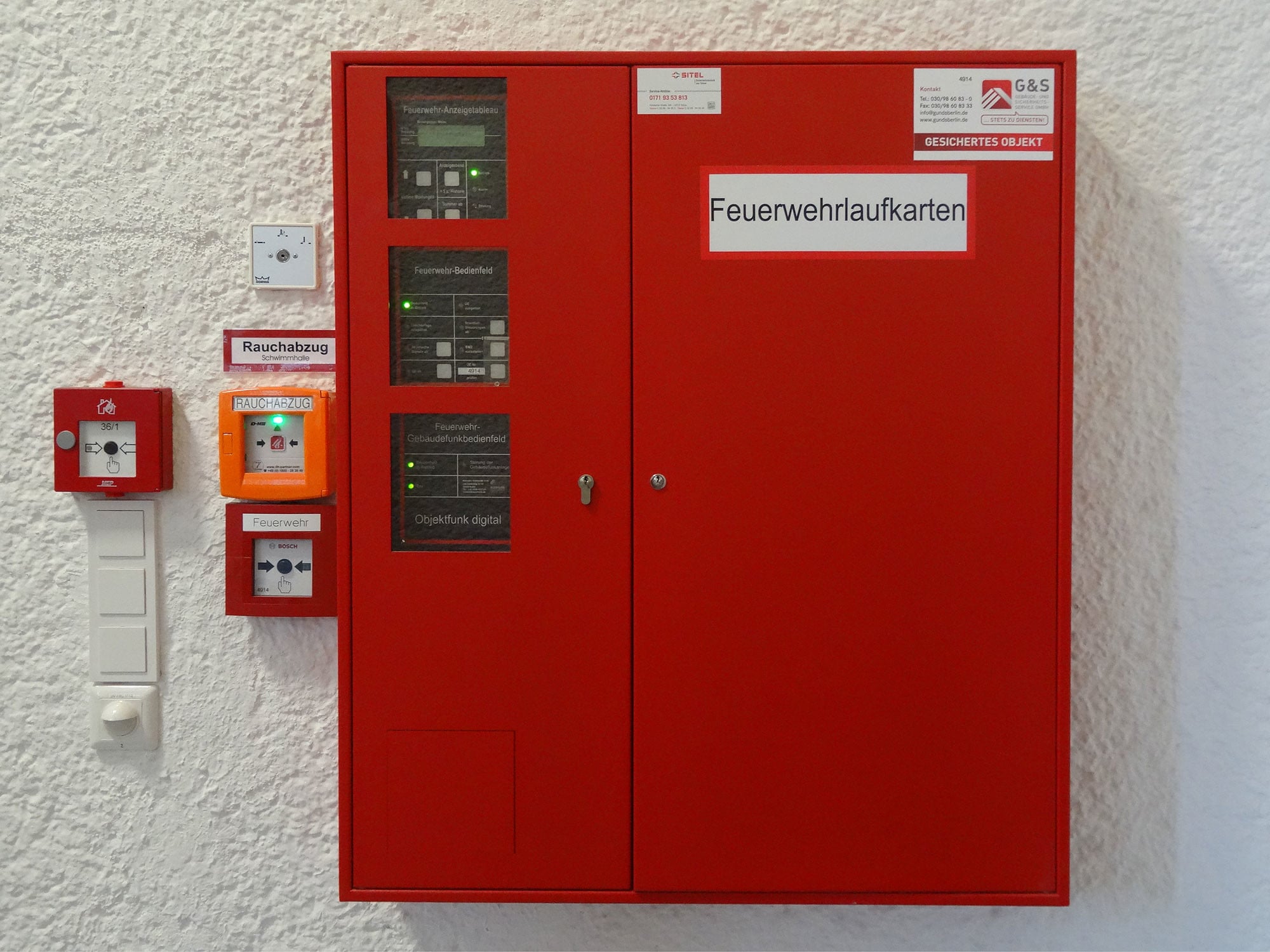 Feuerwehrlaufkarte befinden sich in Nähe der Brandmeldeanlage in einem Aufbewahrungskasten